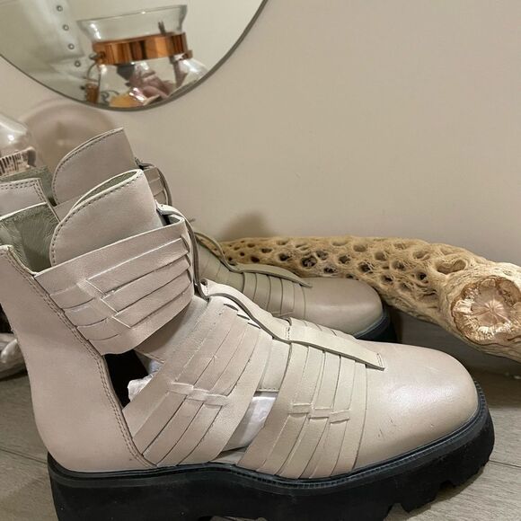 New Free People Hydra Huarache
Lugged Edgy Moto Zip Boots size 8 NWOB - Picture 5 of 9